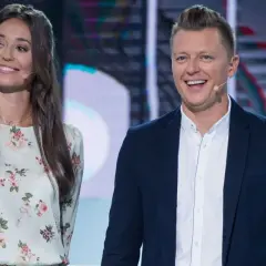 Uśmiechnięci prowadzący na planie, gdzie nagrywają Koło Fortuny.