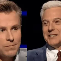 Dwaj mężczyźni w garniturach, jeden młodszy, drugi starszy z siwymi włosami, na czarnym tle.