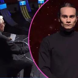 Młody mężczyzna w czarnym golfie i starszy pan z kartką w ręku, przygotowują się do wielkiego finału.