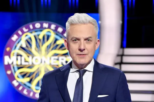 Hubert Urbański w studio "Milionerzy". Gdzie obejrzeć ten kultowy teleturniej?