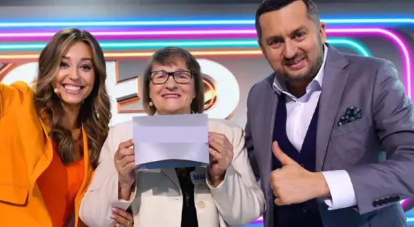 Trzy osoby: kobieta w pomarańczowej marynarce, starsza kobieta z kartką i mężczyzna w garniturze pokazujący kciuk w górę.