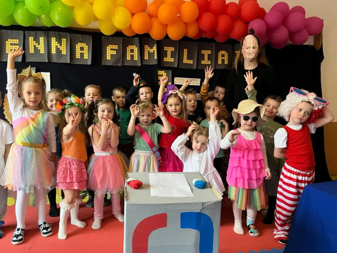 Dzieci w kolorowych strojach, balony i napis "FAMILIA" - tak wygląda plac zabaw w Familiadzie.